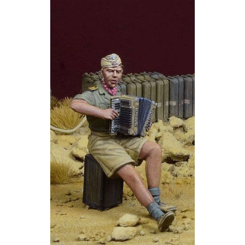 1/35 WWII German DAK Soldier Playing Accordion, North Africa 1941-43