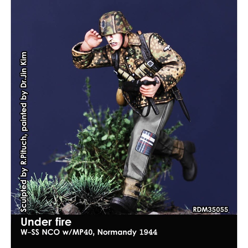 1/35 WWII Germany Waffen-SS NCO with MP40 Machine Gun Normandy 1944