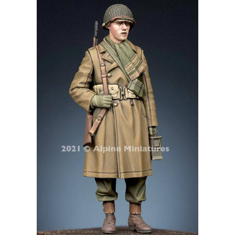 1/35 WWII U.S. Army Shooting Assistant Carrying a Reserve Ammunition Box Winter