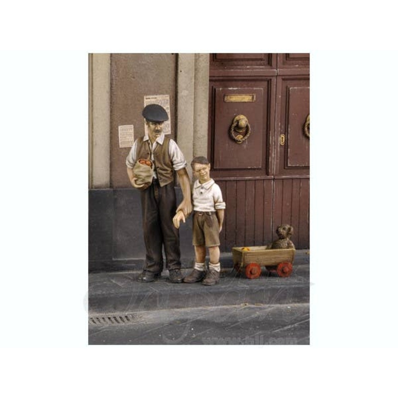 1/35 Civilian man with children (WWII)