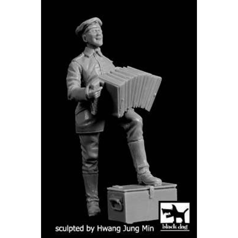 1/35 German Soldier with Accordion WWI