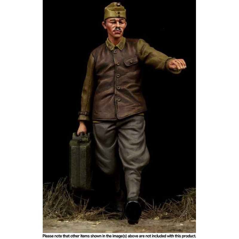 1/35 Hungarian Soldier with Jerrycan WWII