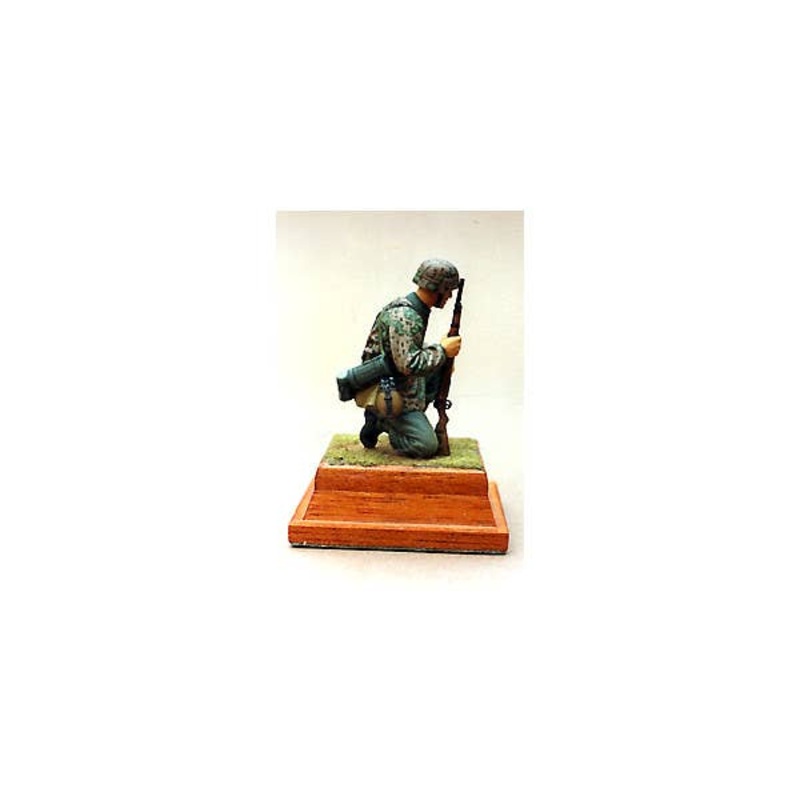 1/35 Kneeling German Infantry in WWII Camouflage Smock