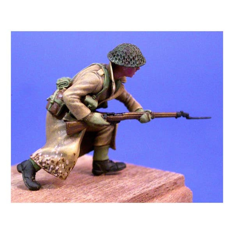1/35 Soldier Attacking in Greatcoat