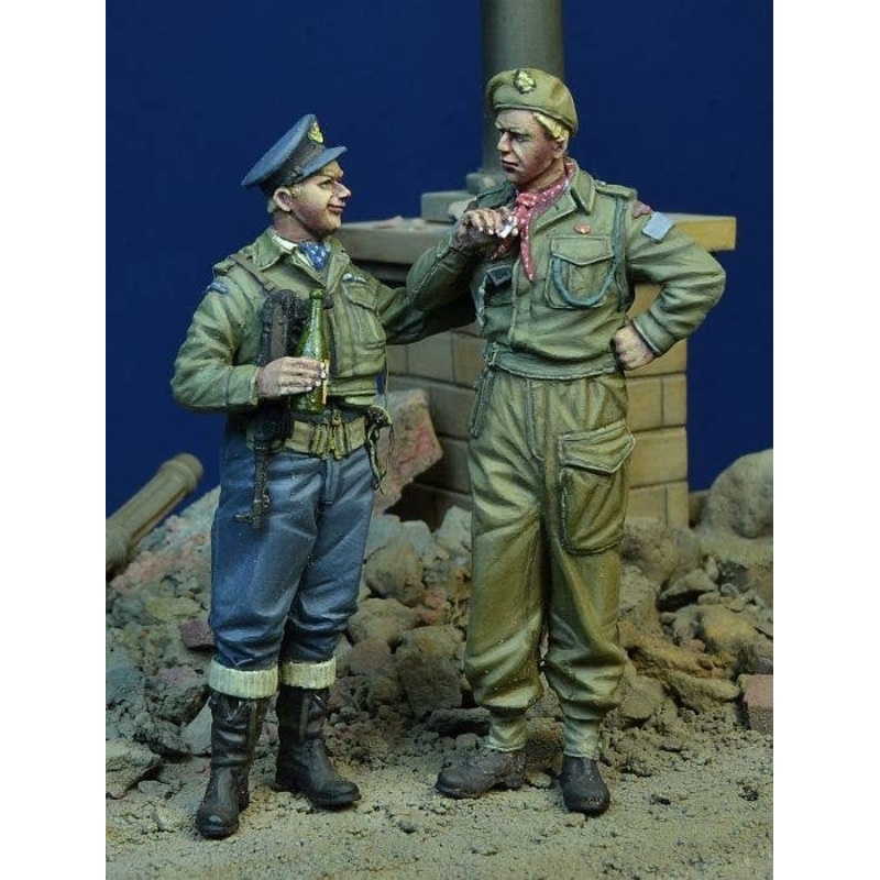 1/35 WW.II Canadian Army Resting Canadian Air Force Pilot and Noncommissioned Officer Set (Set of 2)