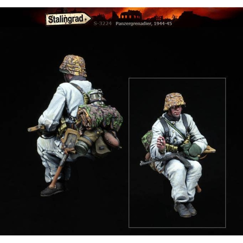 1/35 WWII German Grenadier 1943 - 45 (2) StG44 A Crew Member with an Assault Rifle