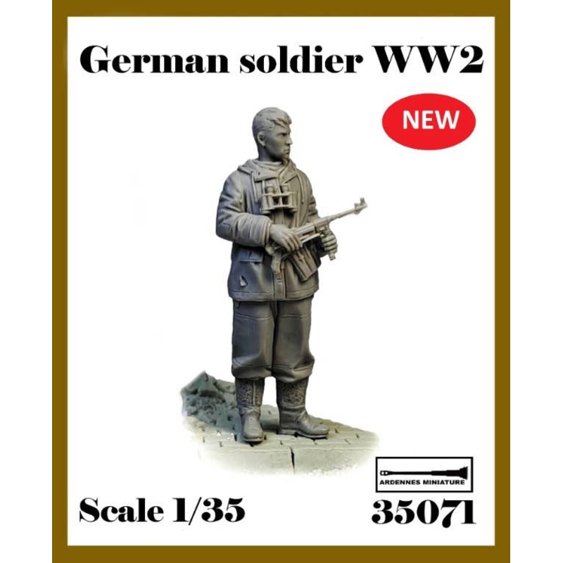 1/35 WWII German Soldier In Winter Gear With Mp40