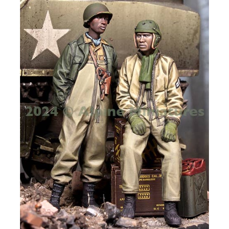 1/35 WWII US Army 761st Tank Battalion Tank Crew Set (2 Pieces)