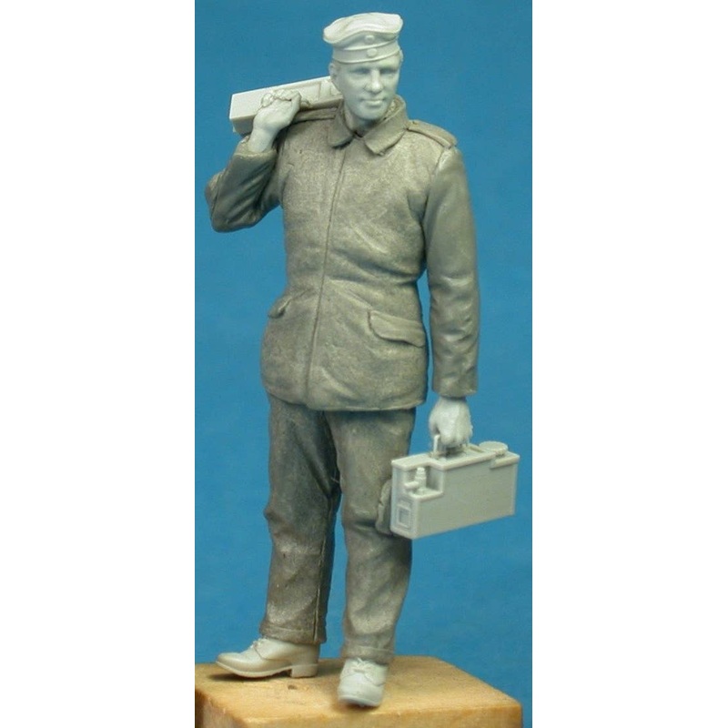 1/35 German Armored Car Crewman with Ammunition