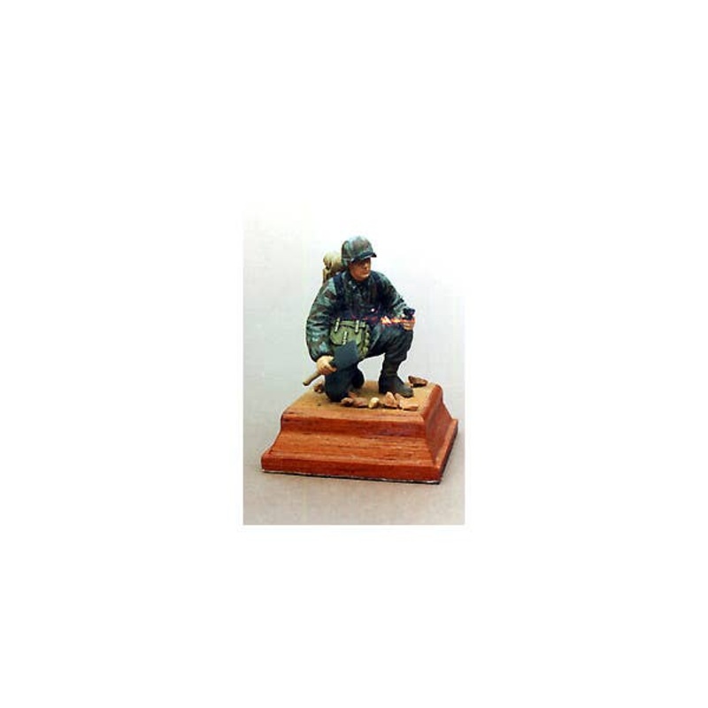 1/35 German Combat Engineer Kneeling with Pistol