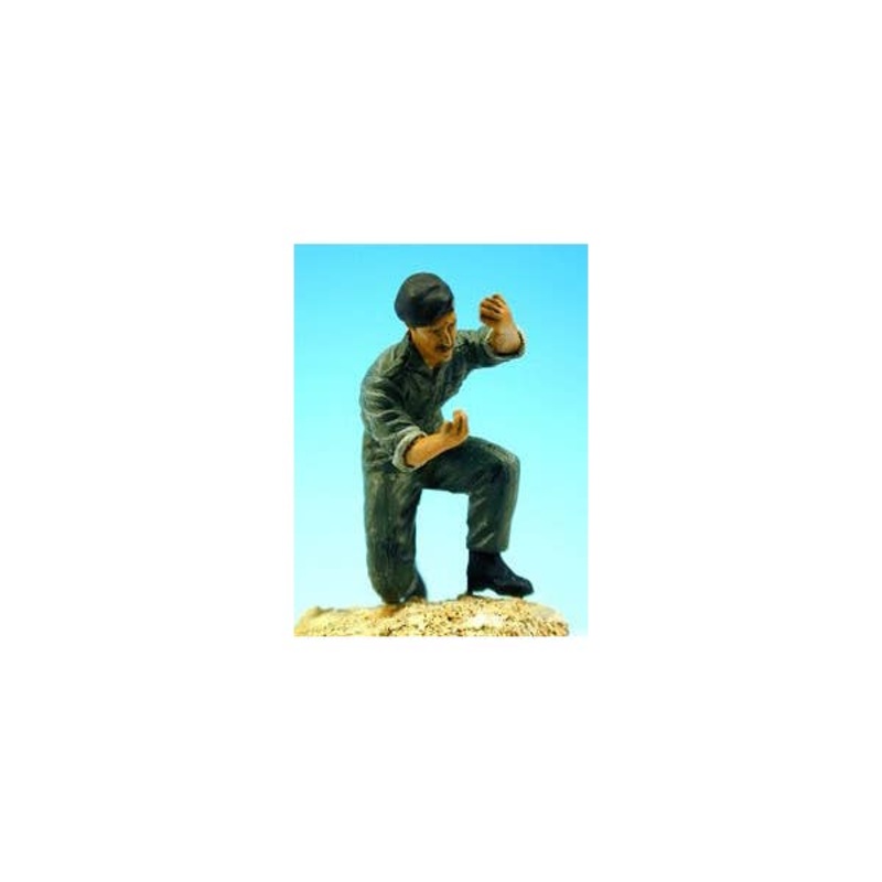 1/35 UK Crewman Kneeling & Guiding