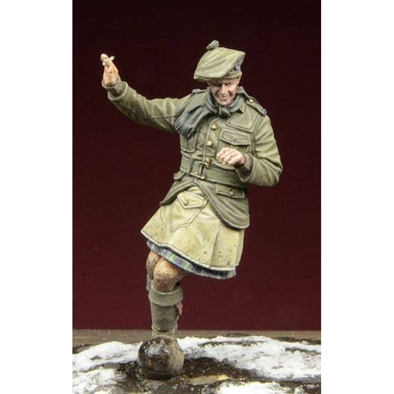1/35 WWI Scottish Infantryman Playing Football