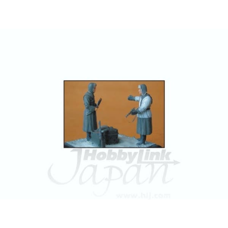 1/35 German Infantry Overcoats (2 fig)