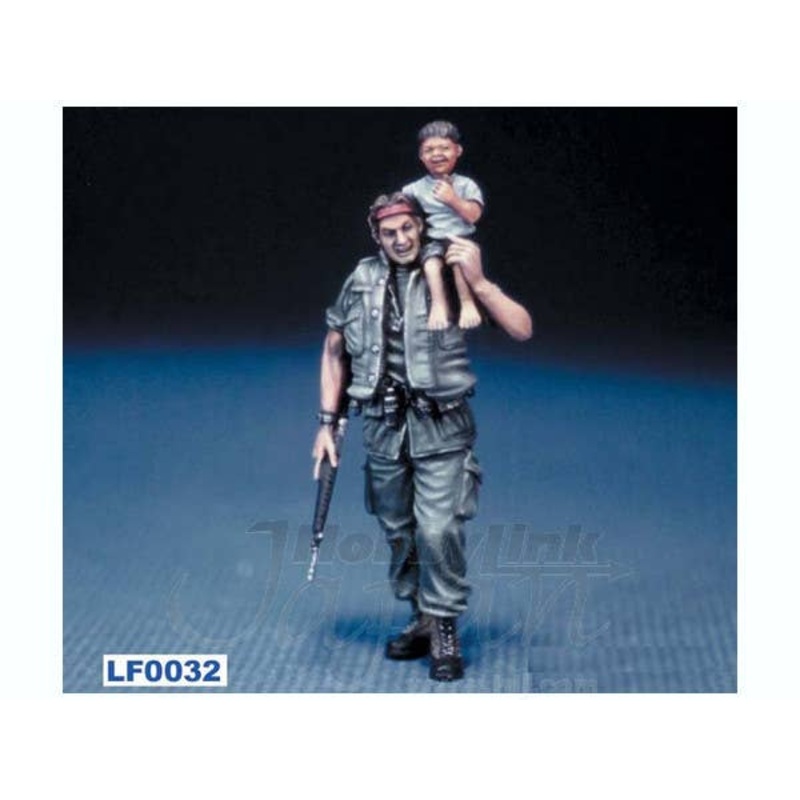 1/35 US Soldier w/Vietnamese Child on His Shoulder
