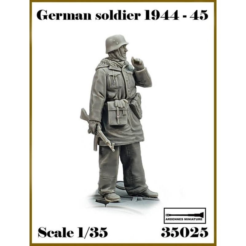 1/35 WWII German Soldier 1944-45 #1 Enlisted Soldier Smoking Cigarettes (1pcs)