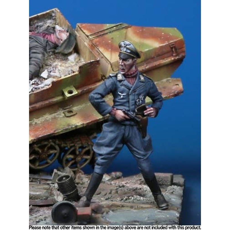1/35 WWII Luftwaffe Field Division Officer Counterattacking Air Force Officer