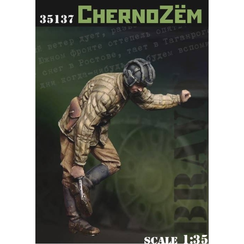1/35 WWII Soviet Red Army Chernozem Russian Tanker Removing The Black Soil Of Boots
