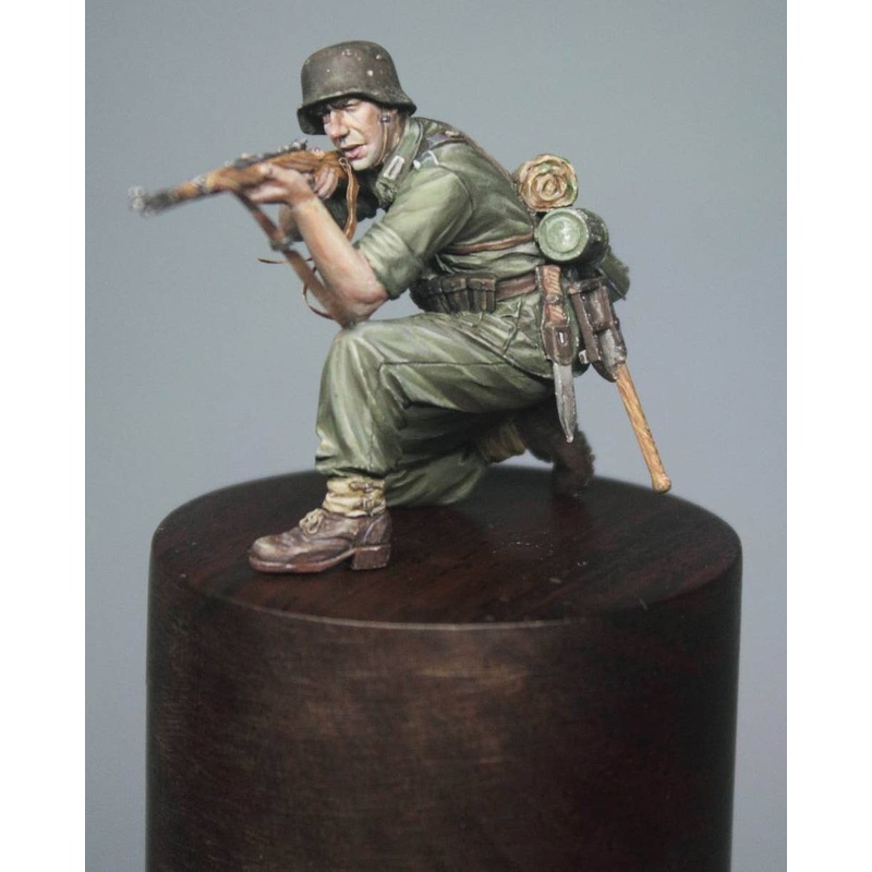 1/35 German Army Infantry "Rifle Shooting"