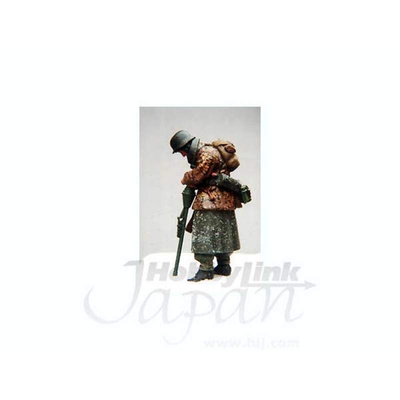 1/35 Tired German Soldier WWII Greatcoat, Smock, Panzerfaust