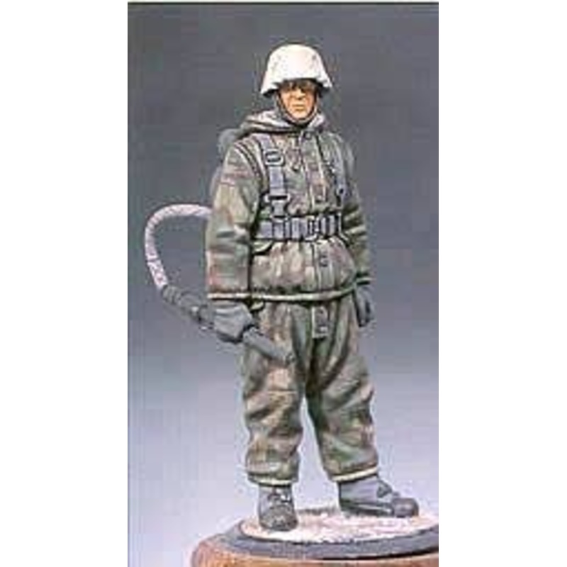 1/32 German Soldier with Flame Thrower
