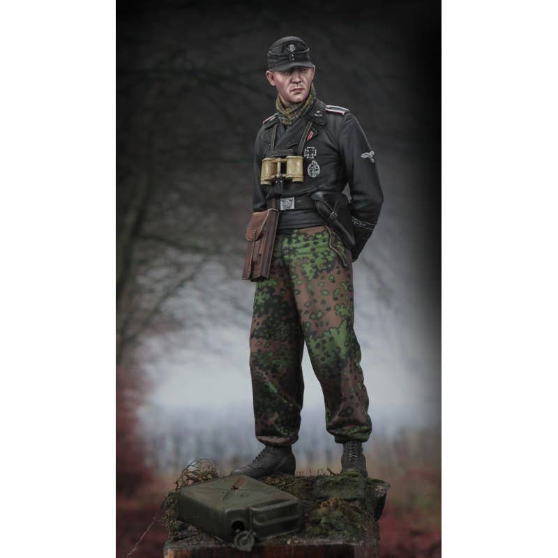 1/16 German Tanker with Arms Behind Back-WWII