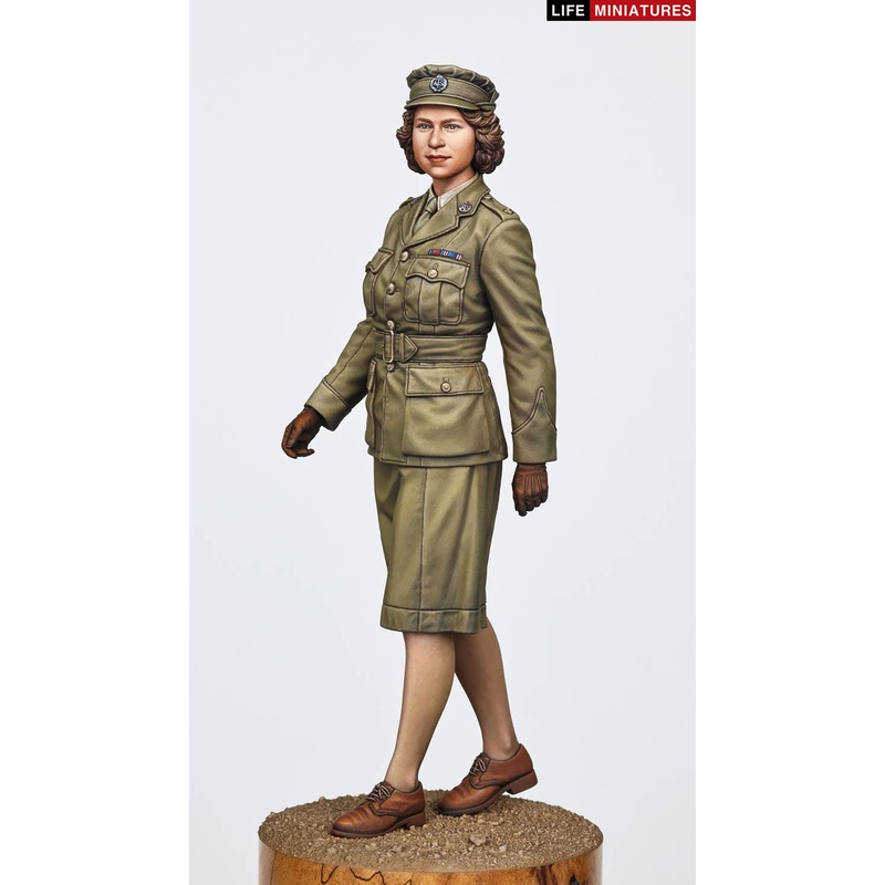 1/16 WWII British Auxiliary Provincial Volunteer Force, Warrant Officer Elizabeth Windsor marching, 1945
