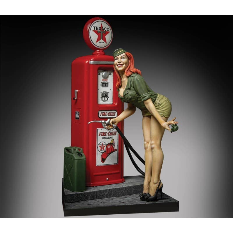 Pin-up at the gas pump (75mm)