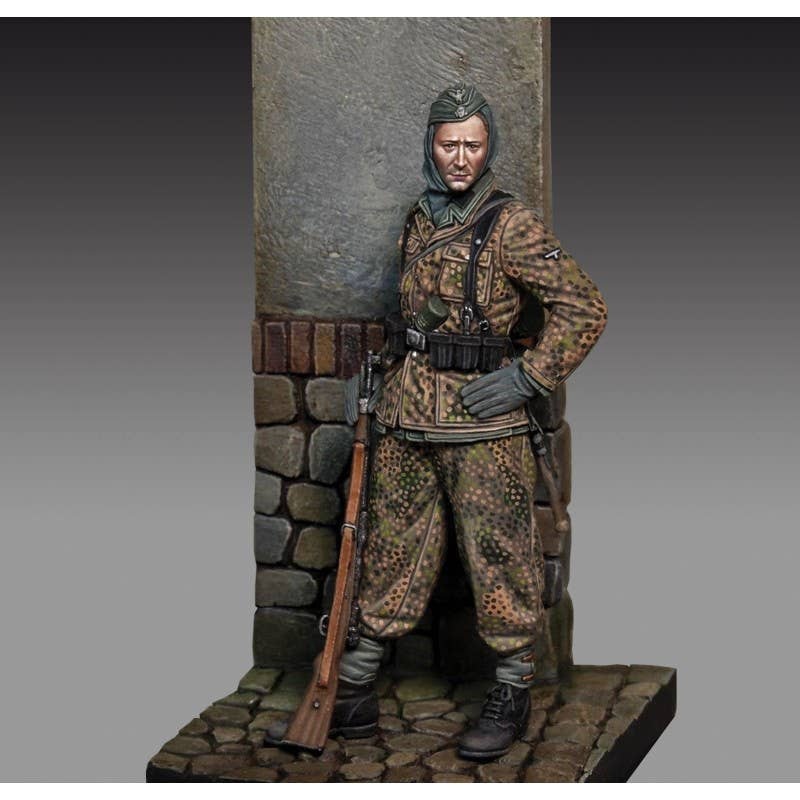 Waffen SS Grenadier with rifle (75mm)