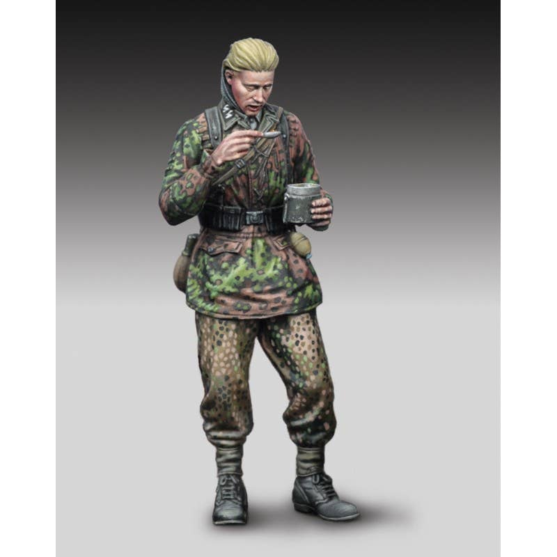 1/48 German SS Soldier Eating - WWII