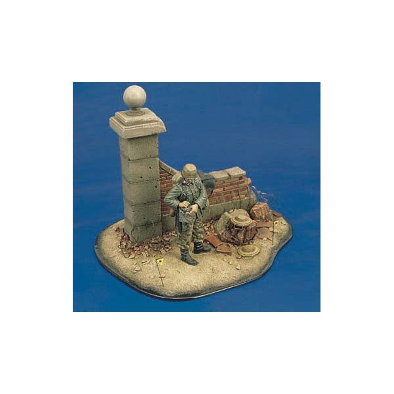 1/35 German Engineer 1943-44 w/Base