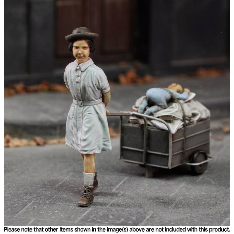 1/35 Girl with Her Stuff