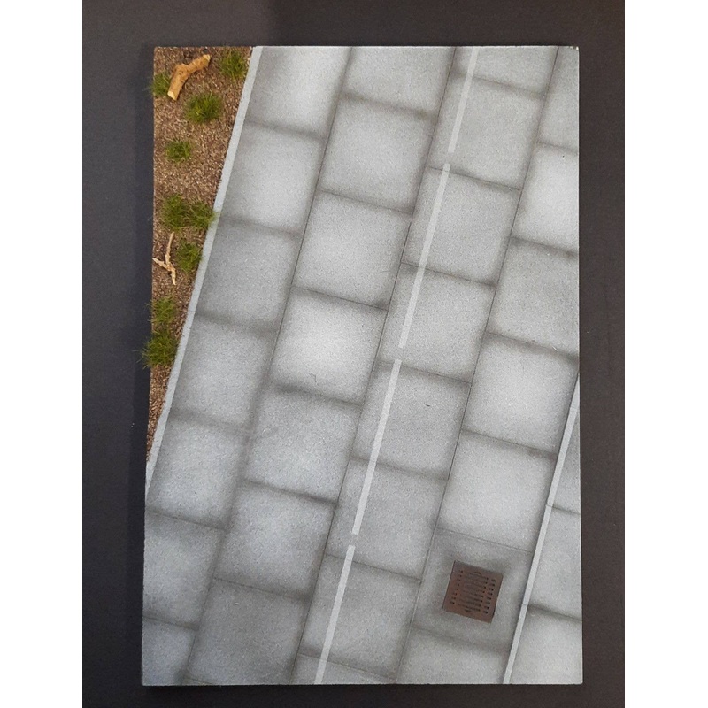 1/35 Polyurethane Sheet Weedy Sidewalk and Concrete Paved Road with Manhole