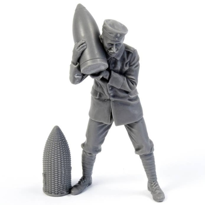1/35 German WWI Minenwerfer Crewmember Loading Shell (for CMK)
